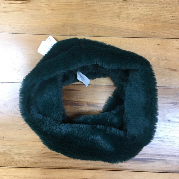 NWT Gymboree Girls Plush Circle Scarf (4 and up) - Picture 3 of 4